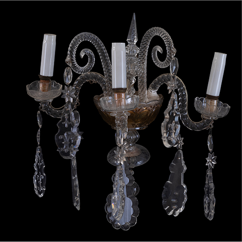 Sub.:37 - Lote: 1281 -  Pareja de apliques de tres luces tipo La Granja en vidrio incoloro.