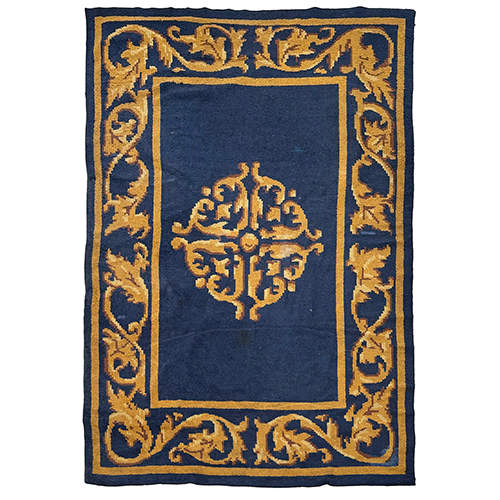Sub.:37 - Lote: 1344 -  Alfombra de nudo espa�ol en lana azul con acantos dorados.