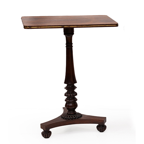 Sub.:37 - Lote: 229 -  Mesa inglesa en palosanto y lat�n de pie central tallado que reposa sobre base triangular rematada por bolas o cebollas. �poca William IV.