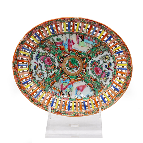 Sub.:37 - Lote: 1327 -  Bandeja de porcelana china con decoraci�n pintada y orla calada