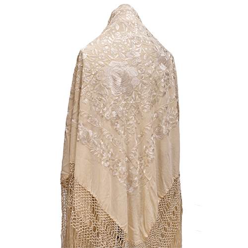 Sub.:37 - Lote: 1349 -  Mant�n de Manila en seda marfil bordado.