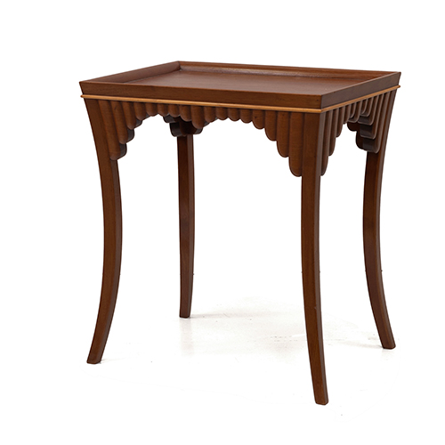 Sub.:37 - Lote: 1278 -  Mesa en caoba rubia con patas arqueadas y fald�n tallado a�os 50