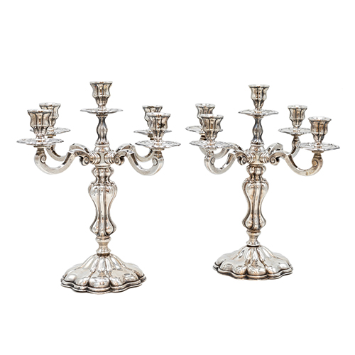 Sub.:37 - Lote: 249 -  Pareja de candelabros de plata de cinco velas. Peso 1716 gr. sin contrapeso.
