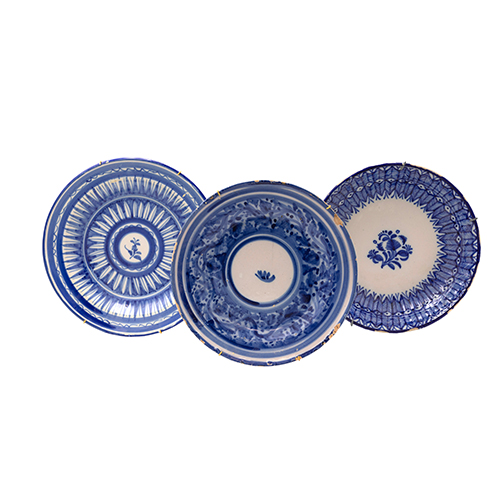 Sub.:37 - Lote: 158 -  Tres platos de Manises en blanco y azul