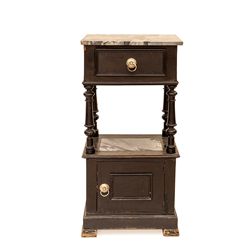 Sub.:37 - Lote: 344 -  Mesilla lacada en negro con tapa de m�rmol y columnas torneadas