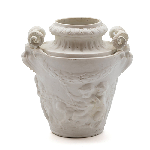 Sub.:37 - Lote: 1326 -  Jarr�n en biscuit con relieves de ni�os, Francia S.XIX-XX