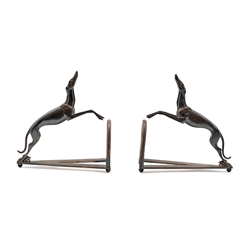 Sub.:37 - Lote: 336 -  Pareja de sujeta libros en metal plateado representando galgos .1920