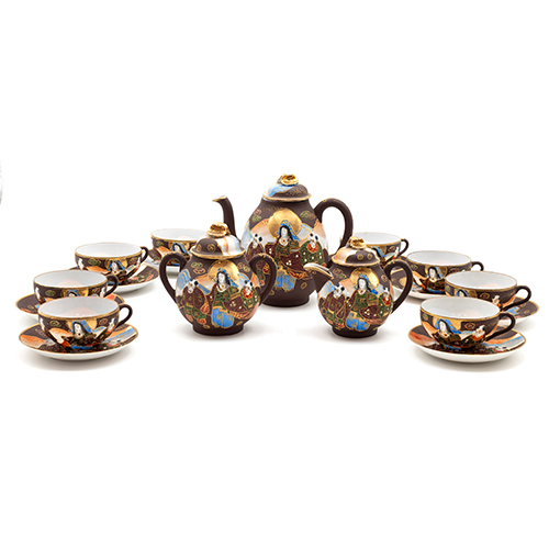Sub.:37 - Lote: 198 -  Juego de t� en porcelana japonesa compuesto por seis tazas con sus platos, tetera, azucarero y lechera.