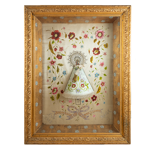 Sub.:37 - Lote: 1303 -  Urna con Virgen del Pilar y fondo bordado con marco original S.XIX