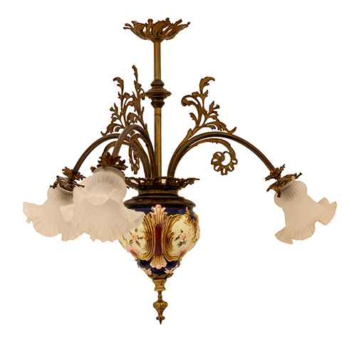 Sub.:37 - Lote: 1297 -  L�mpara de techo en bronce, cer�mica y cristal de tres luces. Art Nouveau