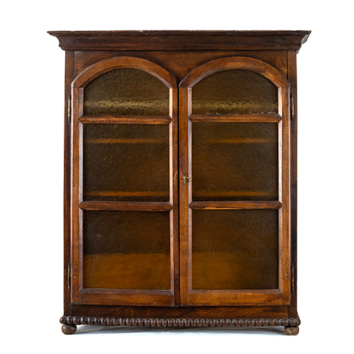 Sub.:37 - Lote: 1302 -  Vitrina en madera de nogal con dos puertas de medio punto y zocalo