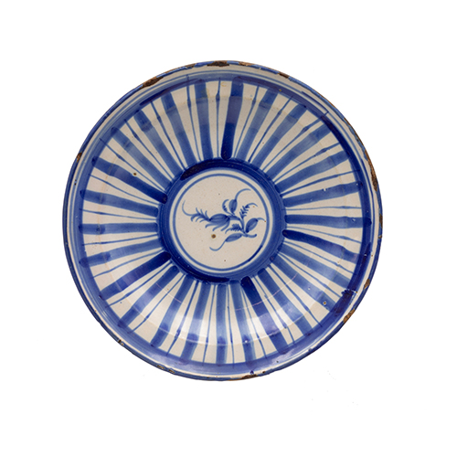 Sub.:37 - Lote: 1300 -  Plato en cer�mica de Manises en azul y blanco.