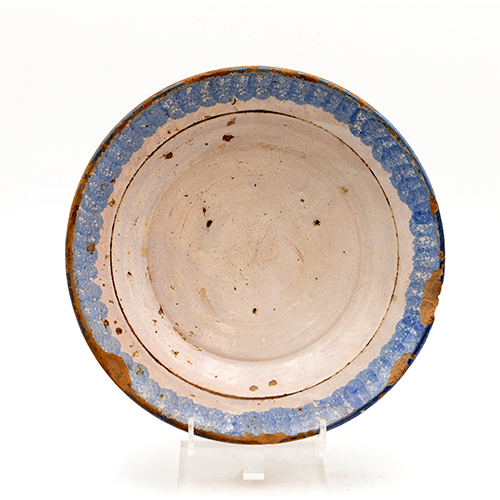 Sub.:37 - Lote: 253 -  Plato en cer�mica con decoraci�n esponjada en azul