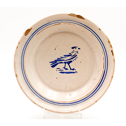 Sub.:37 - Lote: 163 -  Plato en cer�mica de Teruel en blanco y azul con p�jaro en el centro, con piquetes.