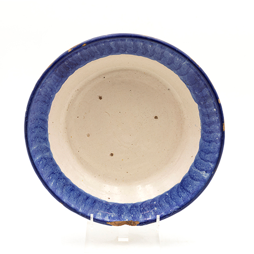 Sub.:37 - Lote: 255 -  Plato en cer�mica con engobe blanco y ala esponjada en azul