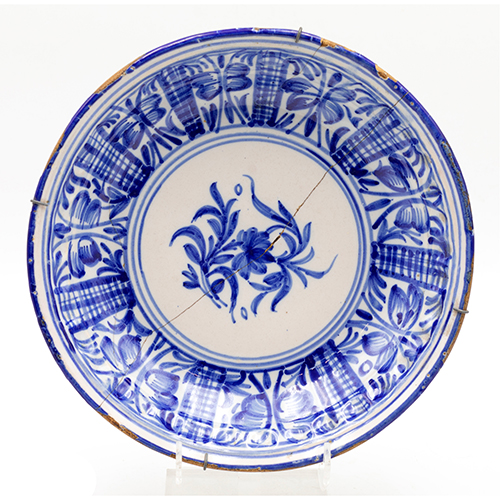 Sub.:37 - Lote: 254 -  Plato en cer�mica de Teruel en blanco y azul la�ado