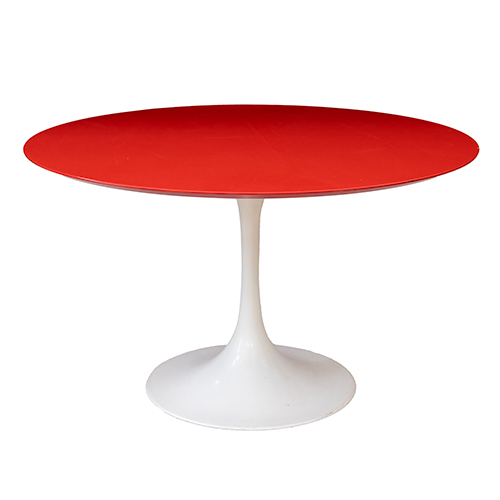 Sub.:37 - Lote: 1292 - RAYMOND LOEWY (Par�s 1893- Montecarlo 1986) Mesa Tulip con tablero rojo y soporte en blanco.Con etiqueta DF-2000 Made in France