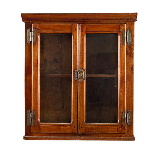 Sub.:37 - Lote: 1301 -  Vitrina de dos puertas en madera de pino patinada