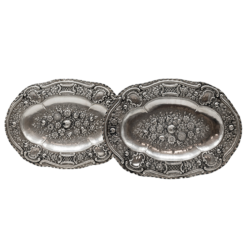 Sub.:37 - Lote: 1265 -  Pareja de bandejas repujadas en plata