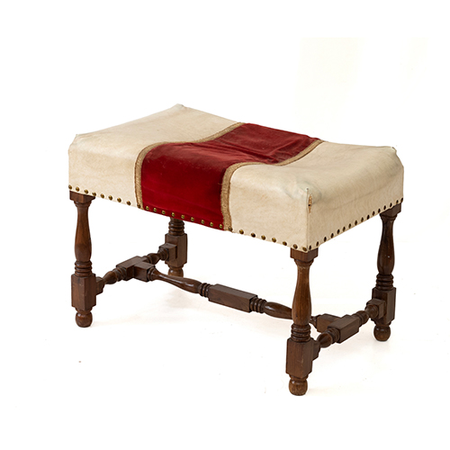 Sub.:37 - Lote: 221 -  Banqueta con patas torneadas y chambrana