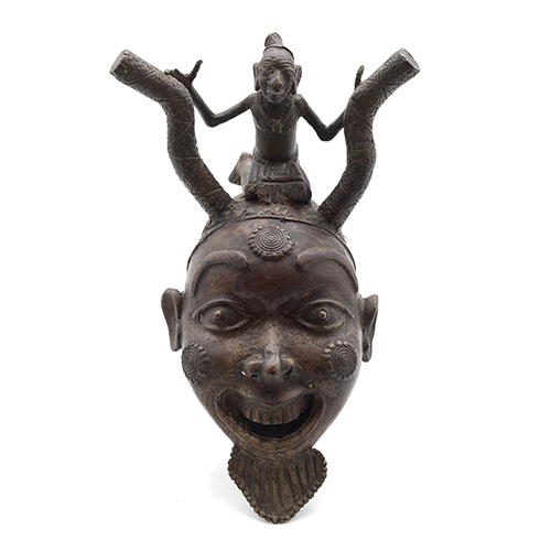 Sub.:37 - Lote: 206 -  Cabeza ritual hueca de bronce africano
