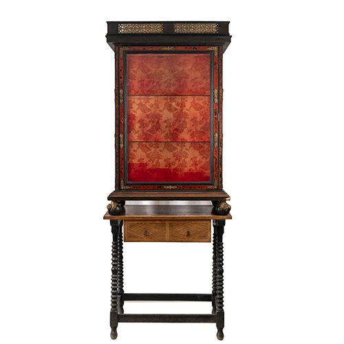 Sub.:37 - Lote: 234 -  Vitrina con mesa en carey y bronce con fondo pintado