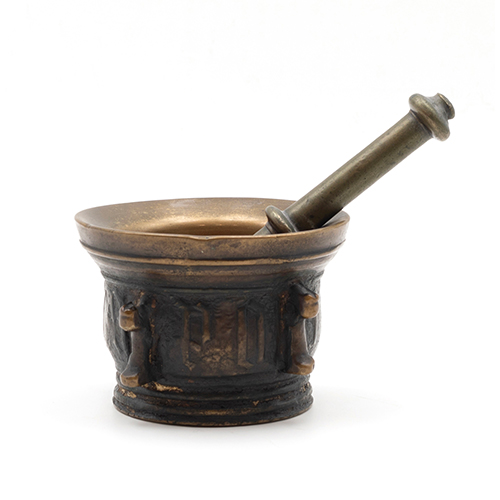 Sub.:37 - Lote: 232 -  Almirez en bronce con costillas y letras g�ticas S. XVI con mano.