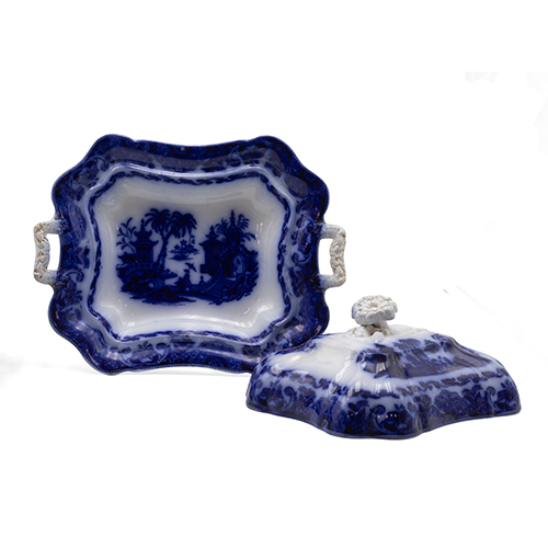 Sub.:37 - Lote: 310 -  Legumbrera en cer�mica de Sargadelos en blanco y azul S. XIX