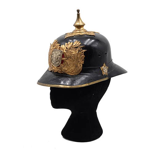 Sub.:37 - Lote: 328 -  Pickelhaube portugus en cuero y bronce
