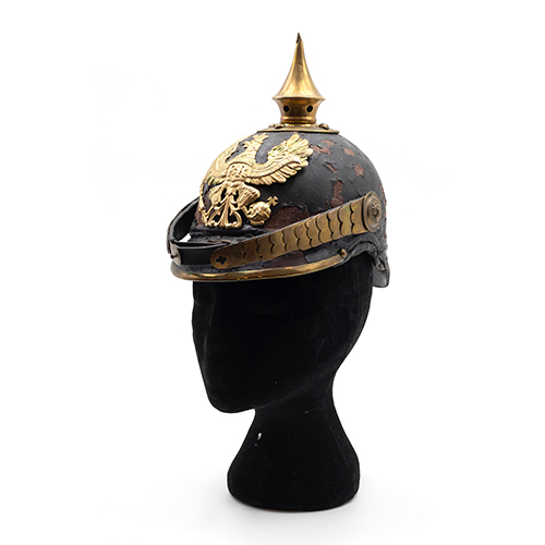 Sub.:37 - Lote: 333 -  Casco alem�n Pickelhaube del siglo XIX con desperfectos