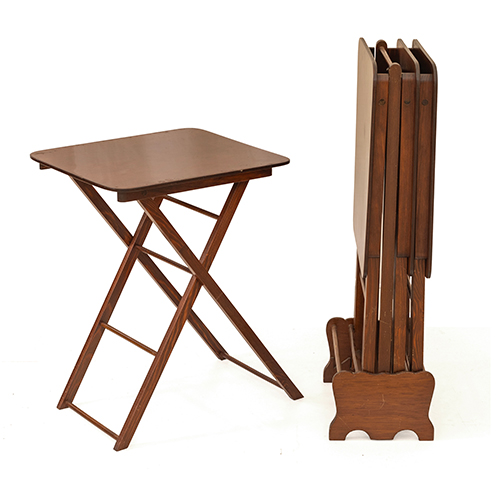 Sub.:37 - Lote: 1352 -  Mesa nido en madera patinada, cuatro mesitas con soporte.