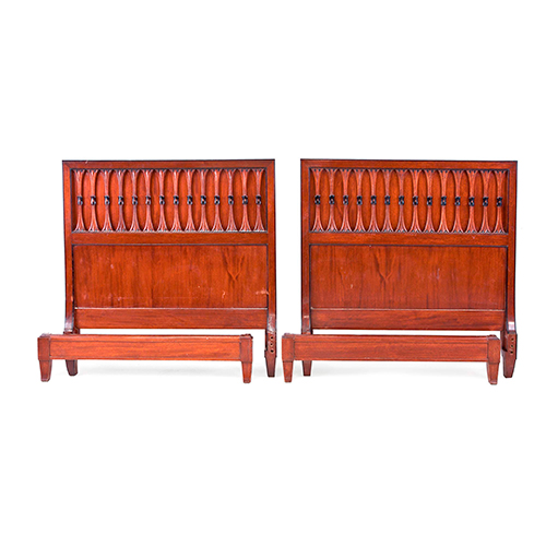 Sub.:38 - Lote: 203 -  Pareja de camas en madera patinada con galer�a superior tallada.