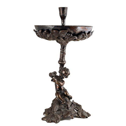 Sub.:38 - Lote: 303 -  Gran candelero en bronce plateado con decoraci�n de cupido en el v�stago y hojas en la base