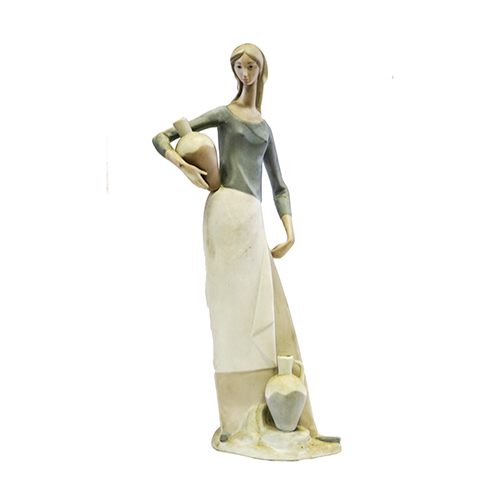 Sub.:38 - Lote: 304 -  Figura de aguadora en biscuit estilo Lladr�, marca Nao, Espa�a