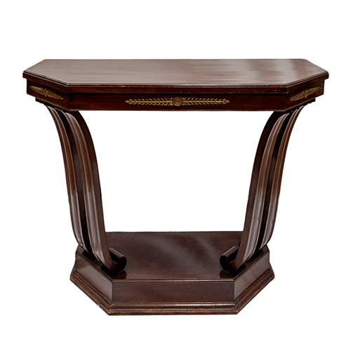 Sub.:38 - Lote: 1377 -  Consola en madera tallada con aplicaciones de lat�n en cintura al frente.