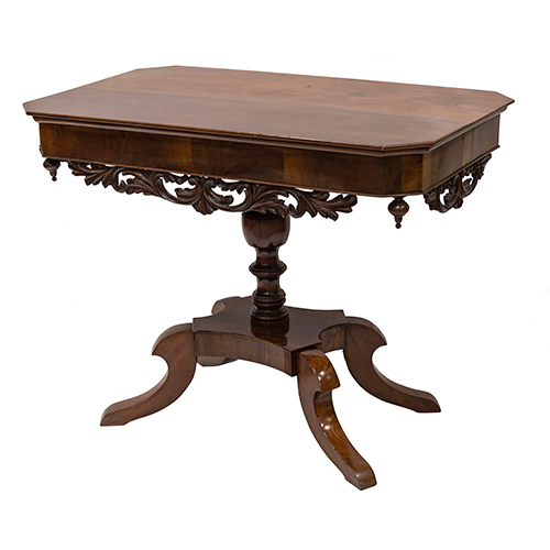Sub.:38 - Lote: 1297 -  Mesa isabelina de centro en madera de nogal, con tapa ochavada sobre pie central torneado y fald�n en madera tallada.