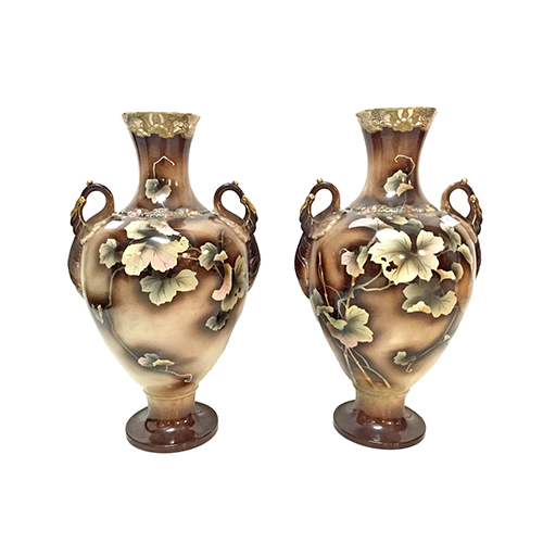 Sub.:38 - Lote: 273 -  Pareja de jarrones en porcelana.