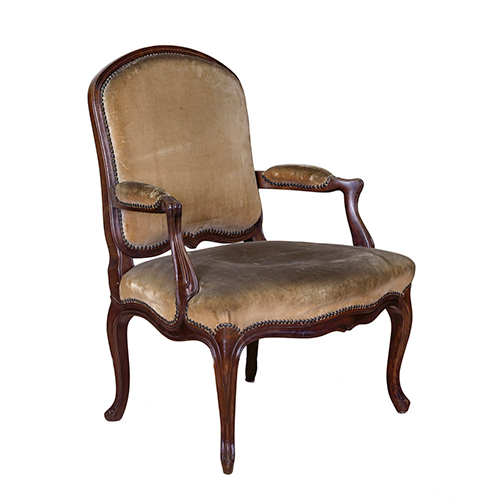 Sub.:38 - Lote: 1416 -  Butaca estilo isabelino con respaldo y asiento tapizados en terciopelo beige.