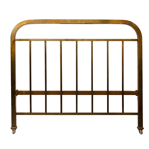 Sub.:38 - Lote: 1276 -  Cabecero en lat�n dorado con barras cuadradas. Con ruedas en la parte inferior.