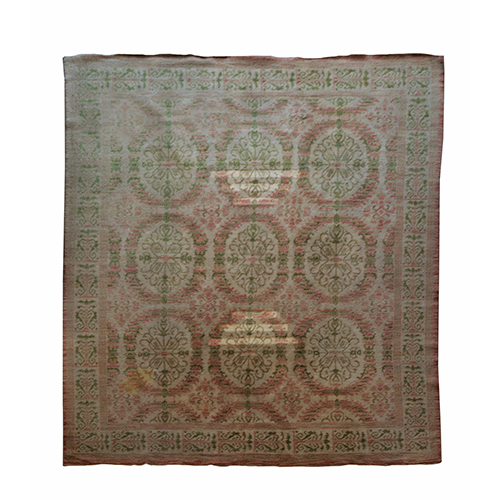 Sub.:38 - Lote: 1560 -  Alfombra de nudo espa�ol en tonos beige y salm�n con nueve medallones centrales. Gastada.