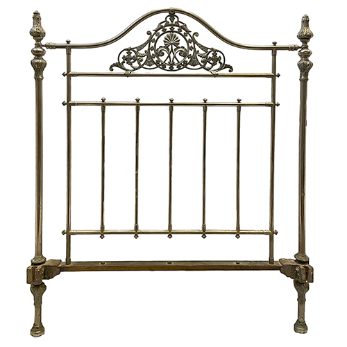 Sub.:38 - Lote: 1275 -  Cama en metal plateado con dos cabezales.