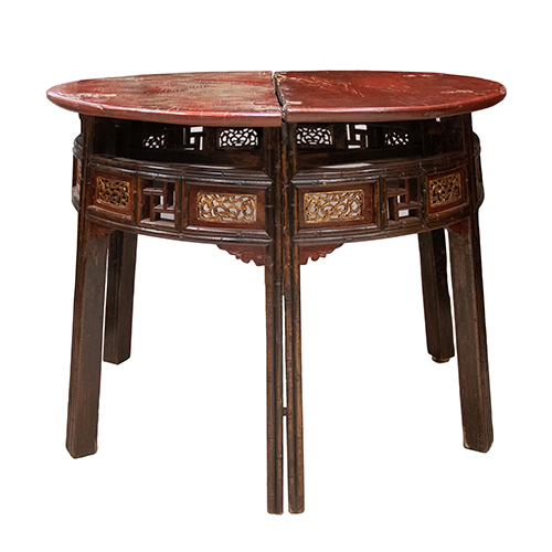 Sub.:38 - Lote: 1505 -  Pareja de consolas chinas en forma de media luna en madera lacada con decoraci�n en cintura calada y dorada.