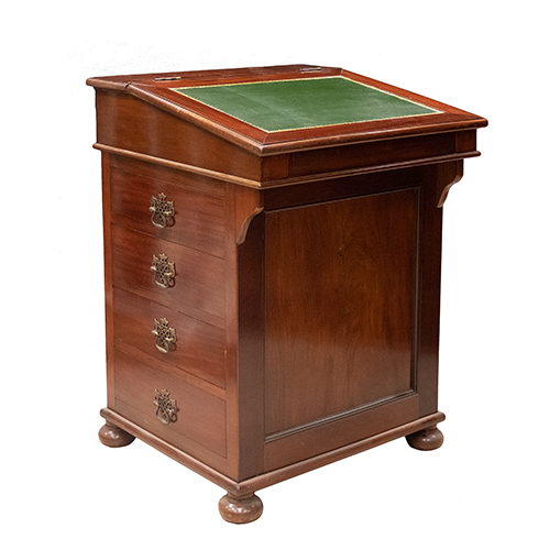 Sub.:38 - Lote: 1443 -  Escritorio ingl�s davenport en madera de caoba con cuatro cajones y tapa abatible con cuero verde