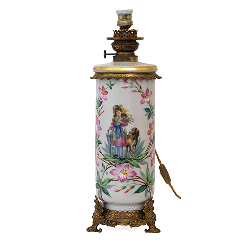 Sub.:38 - Lote: 225 -  L�mpara de sobremesa en porcelana pintada con aplicaciones en bronce y escenas rom�nticas. Siglo XIX
