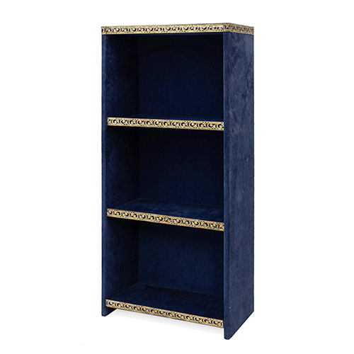 Sub.:38 - Lote: 1429 -  Estanter�a con cuatro baldas forrada en terciopelo azul y aplicaciones en lat�n.