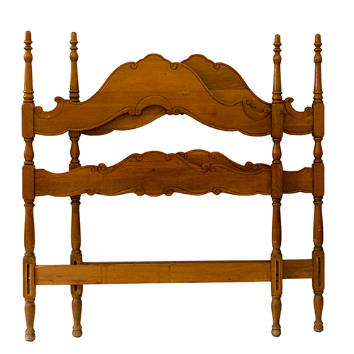 Sub.:38 - Lote: 218 -  Dos cabeceros en roble de estilo colonial americano.