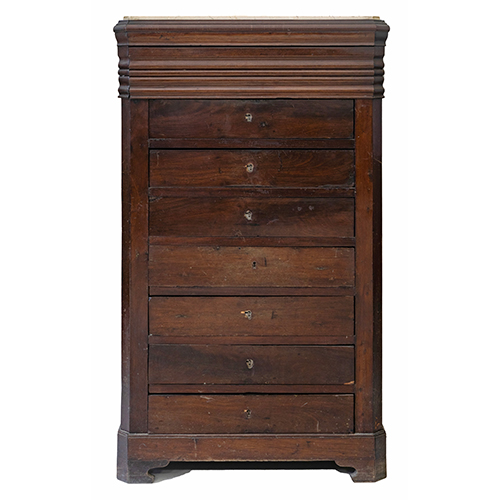 Sub.:38 - Lote: 1446 -  Sinfonier en caoba de ocho cajones el primero simulando cornisa