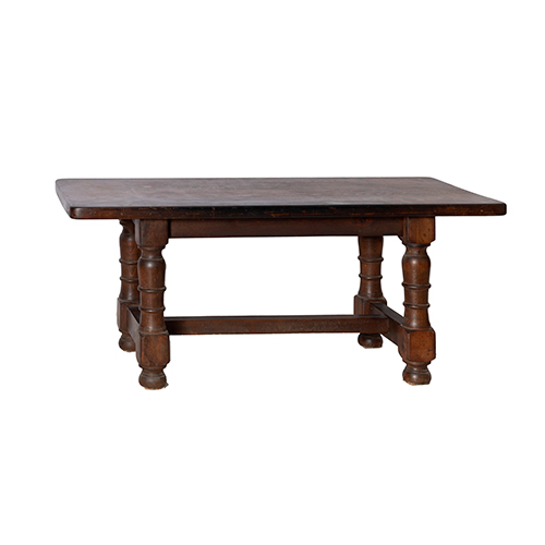 Sub.:38 - Lote: 346 -  Peque�a mesa r�stica con patas torneadas y chambrana.