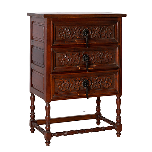 Sub.:38 - Lote: 242 -  Taquill�n rustico en pino de tres cajones tallados y patas torneadas. Siglo XX