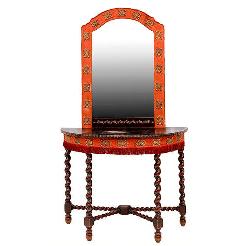 Sub.:38 - Lote: 1362 -  Consola de media luna y espejo a juego de estilo Luis XIII de patas salom�nicas en madera ebonizada con tachuelas de broce y terciopelo rojo